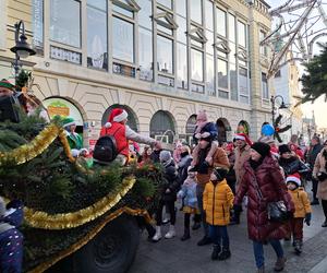 Parada Św. Mikołaja w Rzeszowie. Tłumy dzieci na spotkaniu ze Świętym na Rynku