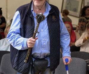 Kowboj o kulach. Tak Olbrychski wraca do zdrowia po operacji