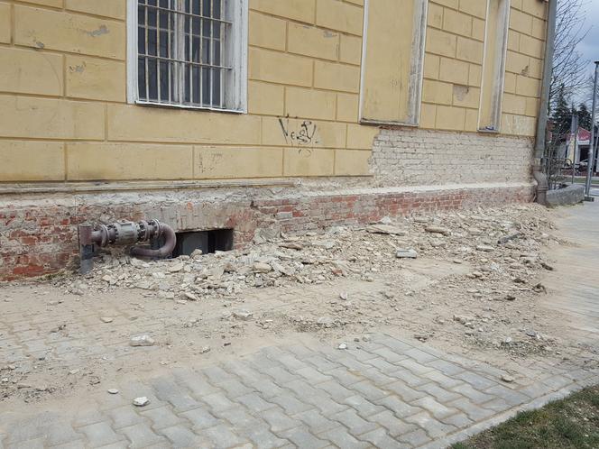 Lecą tynki z dawnego budynku kolejowego przy ul. Dworcowej