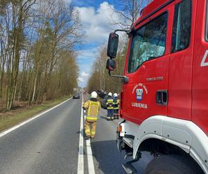 Pod Lubienią dachowało auto osobowe. Jedna osoba poszkodowana