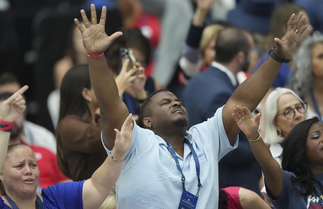 Tłumy na pogrzebie Charliego Kirka. Tak żegna go Elon Musk