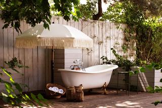 Prysznic i wanna w ogrodzie – relaks pod chmurką w SPA Na Temat Piękna