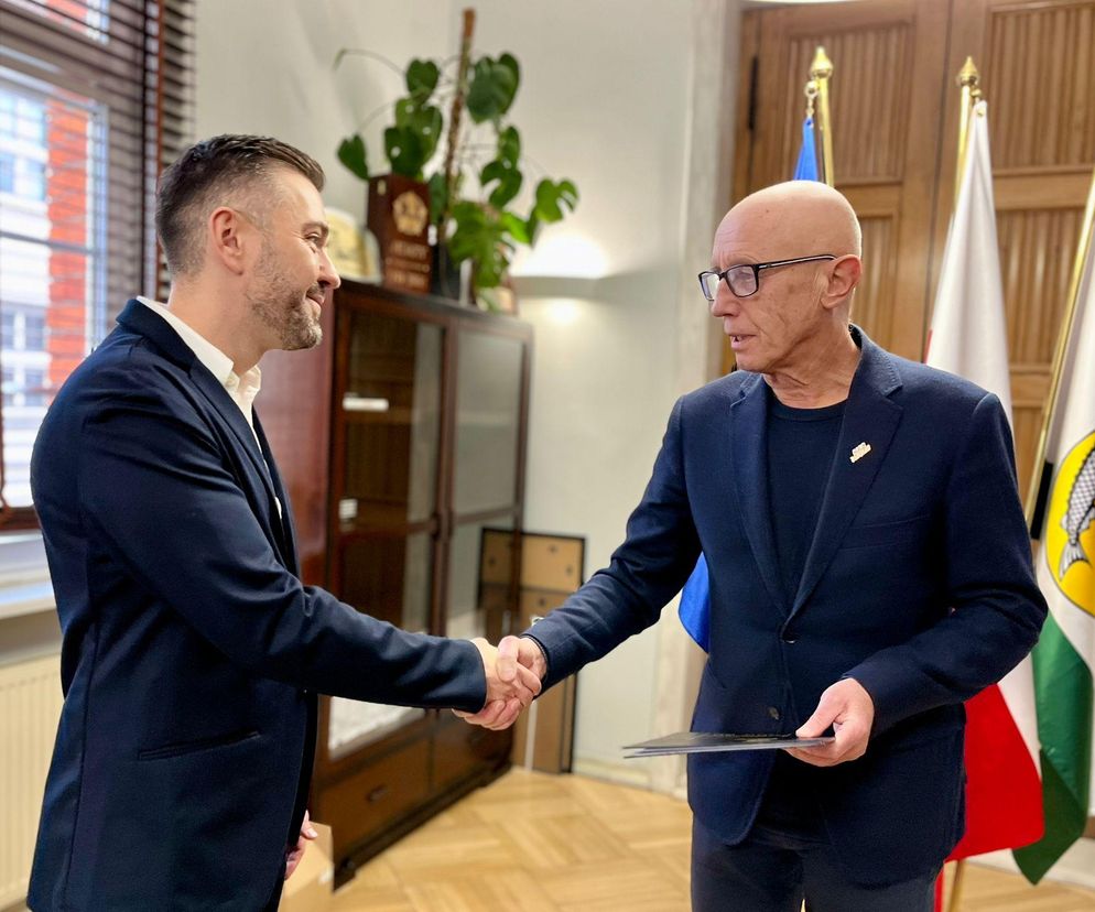 Burmistrz Szczecinka Jerzy Hardie-Douglas wręcza Marcinowi Maziakowskiemu nominację na po. dyrektora SAPiK-u 