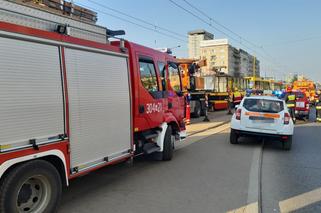  Poważny wypadek w centrum Warszawy! Piesza wpadła pod tramwaj