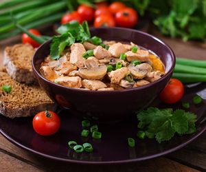 Kurczak po królewsku. Doskonałe połączenie soczystego kurczaka i pieczarek w aksamitnym sosie 