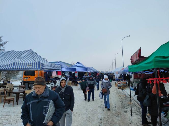 Giełda samochodowa w Łodzi. Przyciąga klientów, ale sprzedawcy nie są zadowoleni