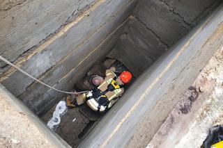 Strażacy wyciągnęli mężczyznę z grobu