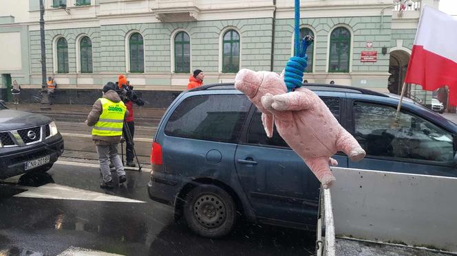 Dźwięk kilkuset klaksonów niesie się po Bydgoszczy. Rolnicy: Bez nas będziecie głodni, nadzy i trzeźwi