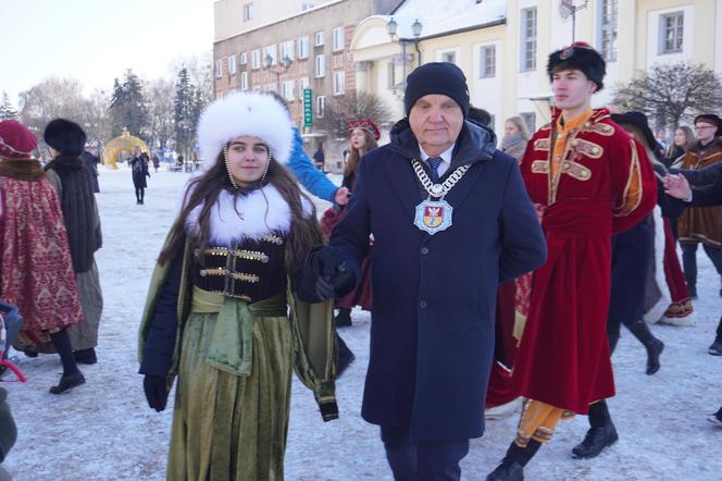 Studniówka miejska w Białymstoku. Prezydent wraz z maturzystami zatańczyli poloneza