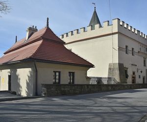 To jeden z najpiękniejszych domów w Małopolsce. Kiedyś był dworem obronnym, dziś zachwyca turystów