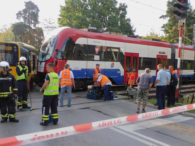 Autobus miejski zderzył się z pociągiem WKD. Ranni pasażerowie przewiezieni do szpitala