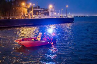 Zaginął 20-latek, jego samochód odnaleziono pod wodą. Trwa akcja ratownicza