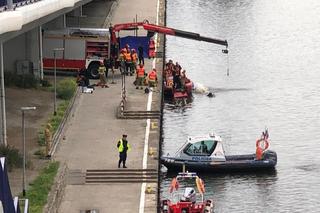 Akcja ratunkowa na Odrze w Szczecinie. Do rzeki wjechał samochód