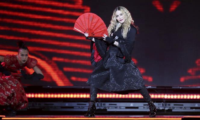  Madonna wije się wokół sedesu! "Czy ona upadła w łazience?"