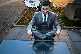 Radny PiS w środku miasta jako kielecki narcyz! Skrytykował lustro, sam został pokazany w krzywym zwierciadle