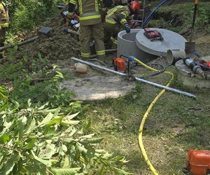 Mężczyzna przysypany w studni