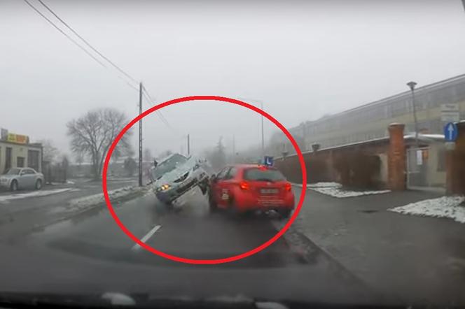 Groźne zderzenie osobówki z autem nauki jazdy w Grudziądzu 