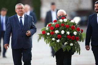 Prezes PiS na Wawelu z rodziną. Hołd Kaczyńskim oddali też Morawiecki i Szydło