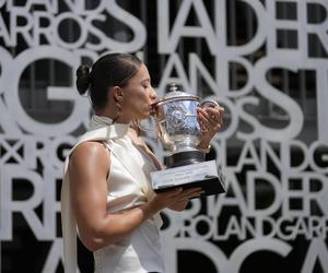 Zjawiskowa Iga Świątek świętuje zwycięstwo w Roland Garros