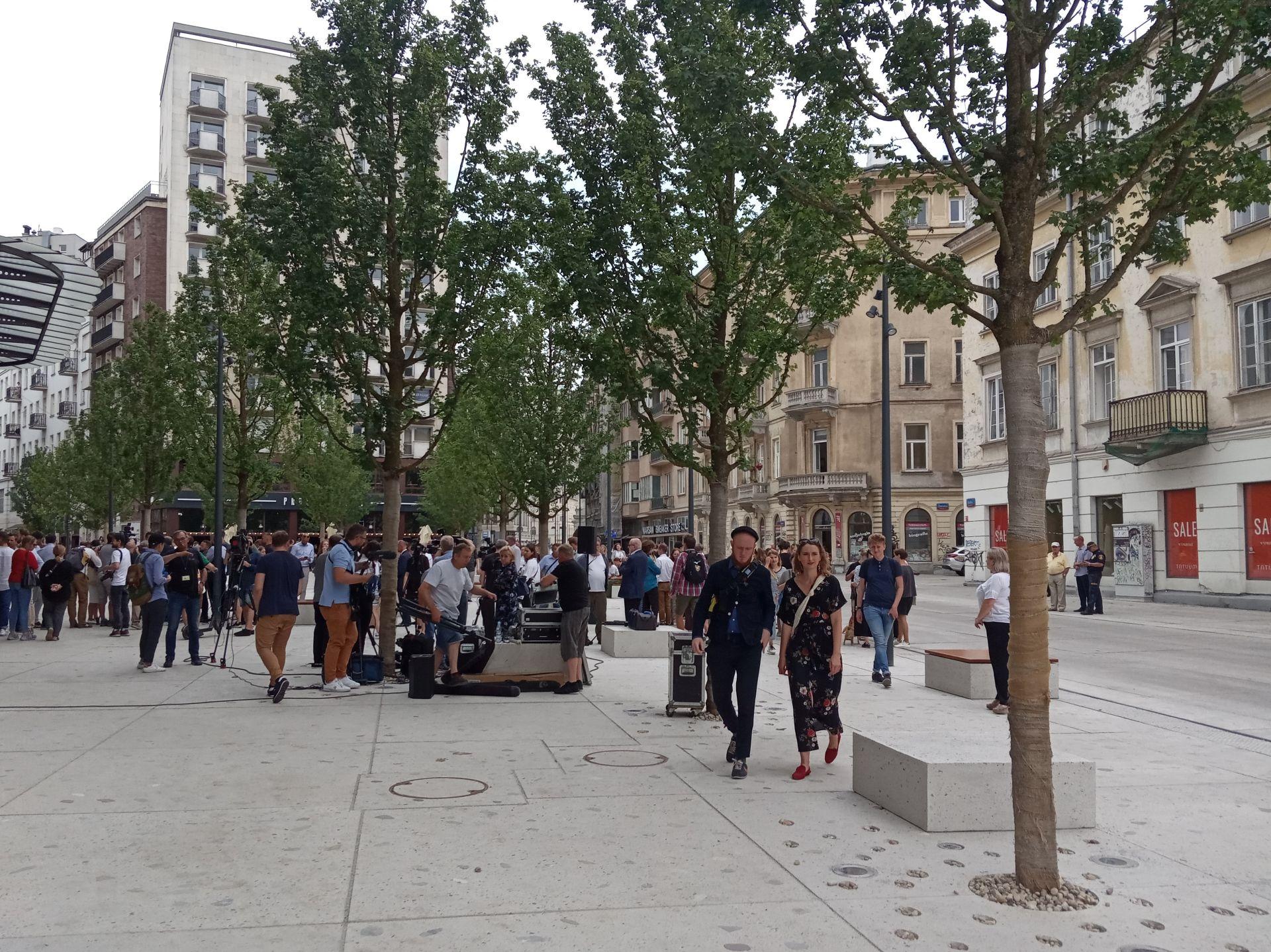 Plac Pięciu Rogów: miejska oaza, betonowa pustynia czy zwornik łączący różne przestrzenie i funkcje miasta?