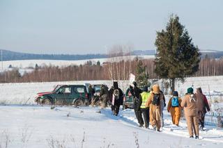 Goryl z kurczakiem przegnali myśliwych