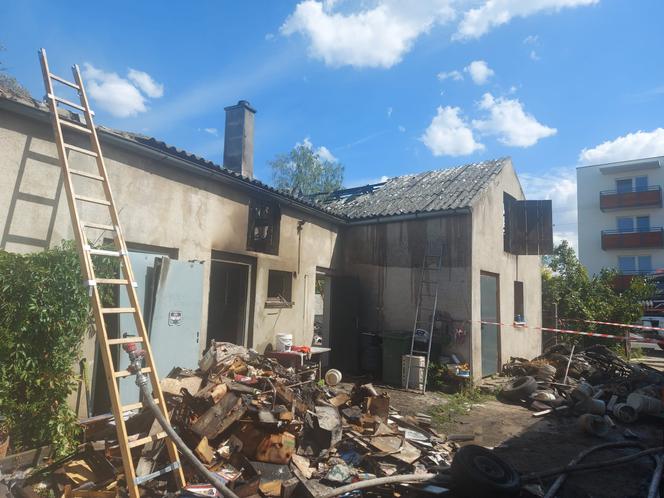 Na Gronowie w Lesznie palą się budynki gospodarcze