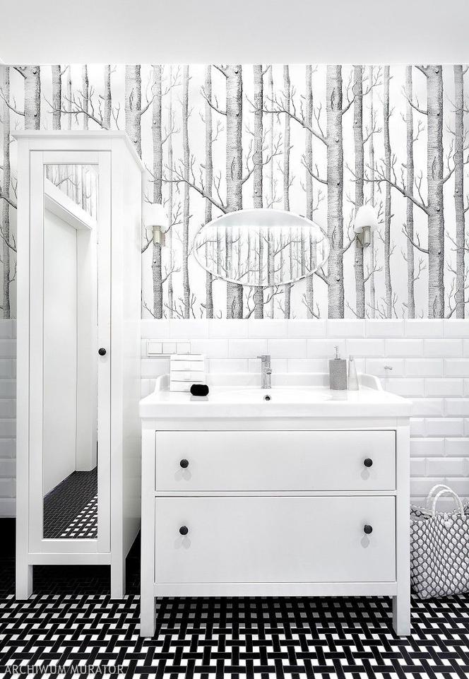 Biało-czarna łazienka z tapetą w brzozy