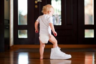Dziecko szybko wyrasta z butów? Wyjaśniamy, w jakim wieku stopa dziecka rośnie najszybciej