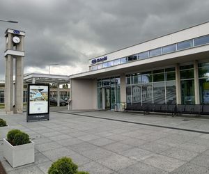 To najbrzydsze dworce kolejowe w Polsce. Zobacz spektakularne metamorfozy 