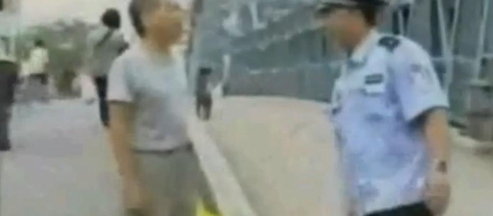 Przechodzień ZEPCHNĄŁ SAMOBÓJCĘ z mostu - żeby mu pomóc