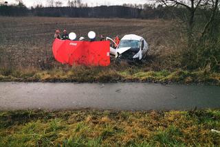 Dramat na drodze. Po dachowaniu auta nie żyje pasażerka. Kierowca trafił do szpitala 