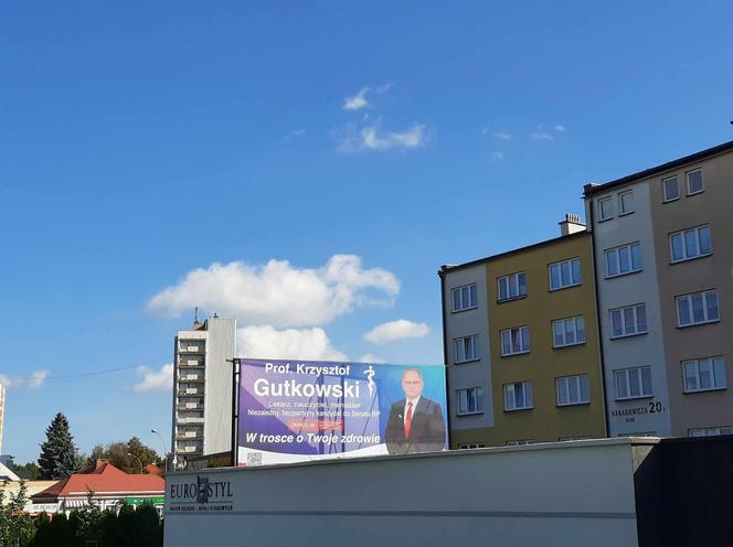 Rzeszowskie osiedla pozaklejane plakatami wyborczymi. Plakat na plakacie 