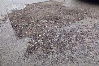 Załatana droga przy ul. Kopernika w Toruniu nie wytrzymała tygodnia