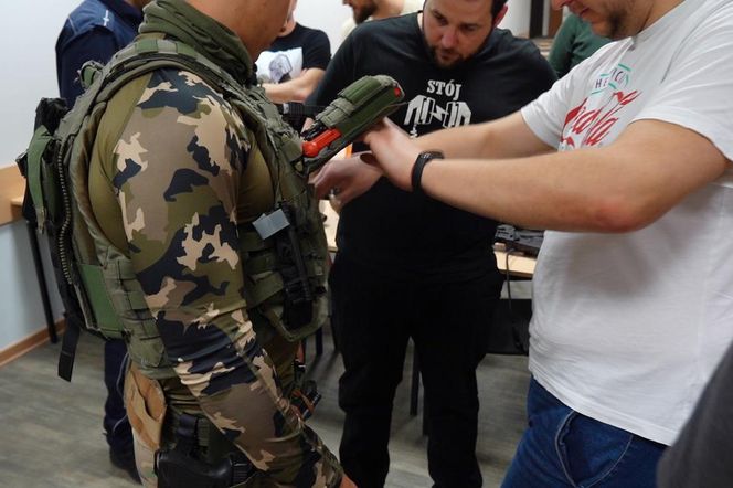 Policjanci szkolą ratowników medycznych