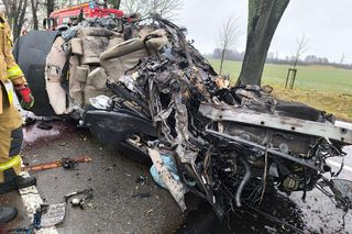 Z impetem wjechał w drzewo! Siła uderzenia rozerwała samochód