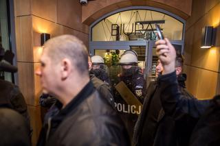 Związkowcy chcieli zamurować biuro Morawieckiego. Doszło do przepychanek z policją