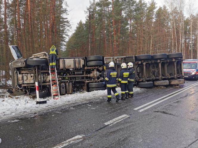 Uwaga na utrudnienia! Wypadek ciężarówki na DK 58. Ruch odbywa się wahadłowo [ZDJĘCIA]