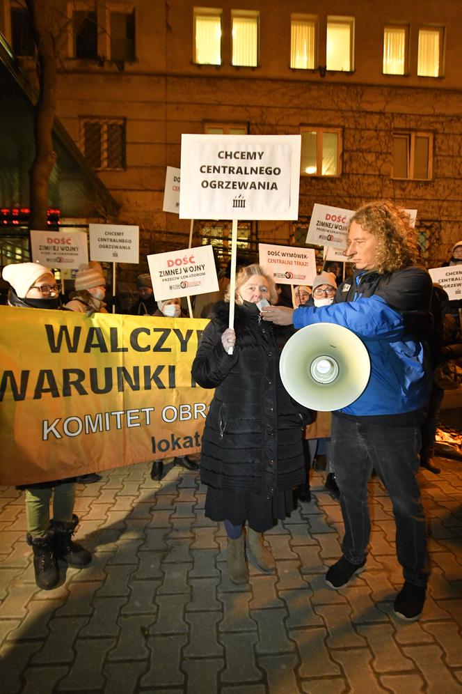 Mamy dość życia bez kaloryferów! Protest pod urzędem dzielnicy Praga-Północ