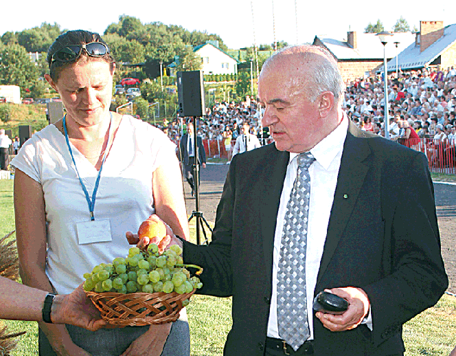 Minister zagrał rolnikom