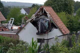 Koszmar w ogrodzie. 84-latek staranował dziecko, a auto wbiło się w dach stodoły