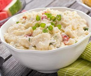 Potrzebujesz szybkiego przepisu na sałatkę? Nasza ziemniaczano-ananasowa jest gotowa w kilka minut