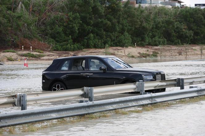 Rolls-Royce Cullinan pod wodą