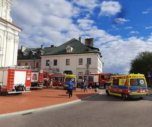 Pożar kamienicy na Starym Mieście w Zamościu. Kłęby dymu wydobywały się z poddasza