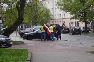 Protest rolników 16 kwietnia w Olsztynie. Strajkujący znów przynieśli nawóz do biura posła Kulaska [ZDJĘCIA]
