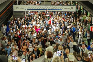Takich tłumów w warszawskim metrze jeszcze nie było. Ledwo mieścili się na peronach!