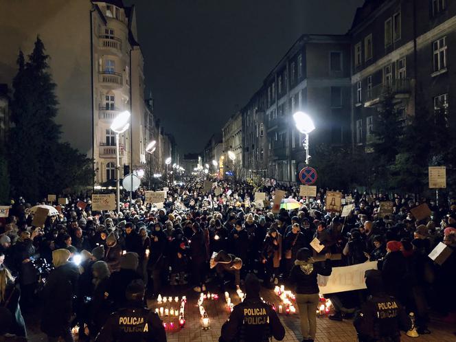 Na ulicach Katowic pojawiły się tłumy. Protestujący szli pod hasłem: "Ani jednej więcej" [ZDJĘCIA]