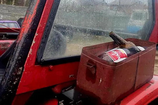 Brawurowa jazda ciągnikiem wypełnionym butelkami po piwie