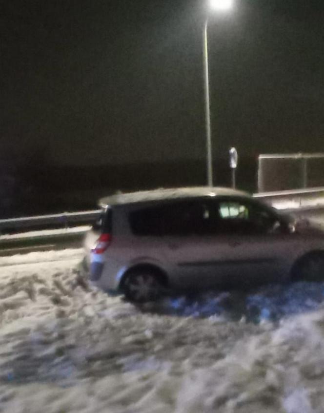 Zima zaskoczyła kierowców! Pierwszy śnieg wprowadził zamęt na stołecznych ulicach. Kilkadziesiąt rozbitych aut