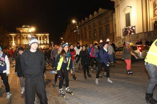 Nightskating. Warszawiacy przejechali stolicę na rolkach [Zdjęcia]