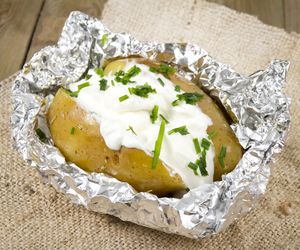 Ziemniaki pieczone w folii z kremem serowym: pomysł na jesienny obiad